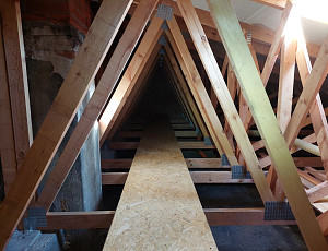 Zateplení stropu bytového domu pomocí foukané izolace